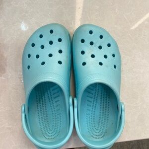 Crocs Unisex-Adult Classic Clogs in Ice Blue